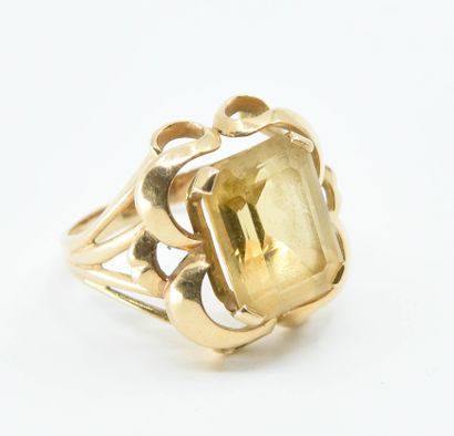null Ring in 18K (750°/°°) yellow gold with arabesque setting set with a citrine...