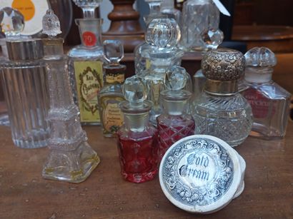 null [PARFUMS]
Fort ensemble de quinze flacons à parfums anciens, la plupart en cristal...