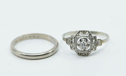 null Set comprising two rings in 18K white gold (750°/°°) including a wedding band...