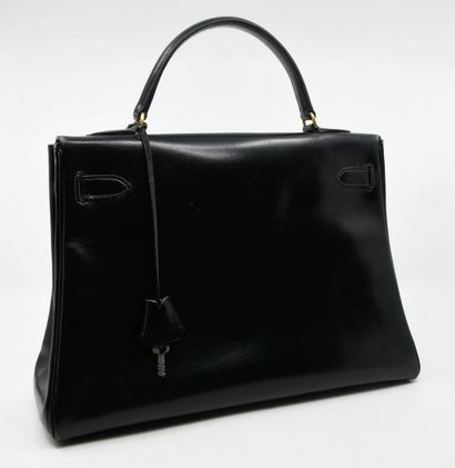 null HERMES PARIS
Sac kelly 32 en box noir, bijouterie en métal doré, poignée, clochette,...