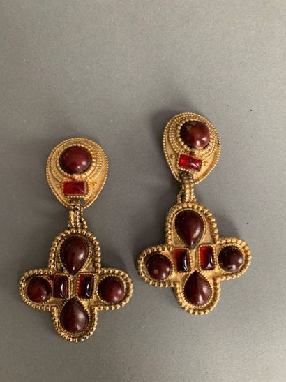 null Anonyme
Paire de pendants d'oreilles en métal doré perlé figurant une croix...