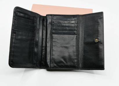 null MIU MIU
Black pleated leather wallet with snap closure and zippered purse. 
H....