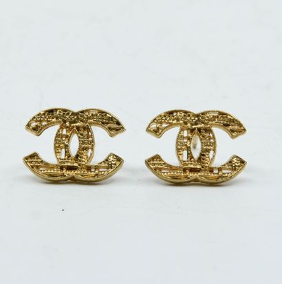 CHANEL 
Pair of earrings in gold-plated metal...