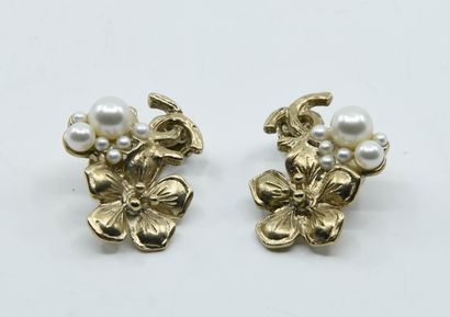 null CHANEL 
Paire de clips d'oreille en métal doré gravé figurant une fleur à feuille...