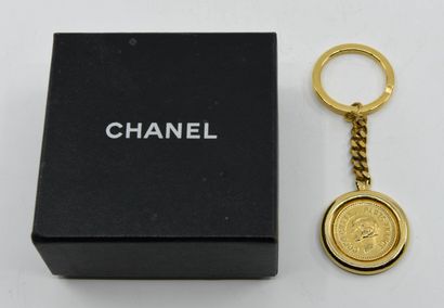 null CHANEL 
Keychain in gilded metal engraved with the initials and the profile...