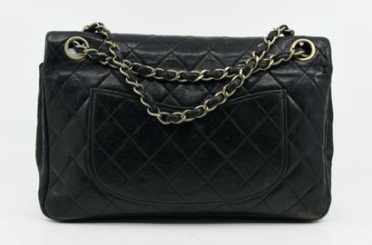 null CHANEL
Black quilted leather "timeless" bag, swivel clasp on gold metal initials...