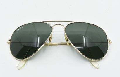 null RAY BAN 
Paire de solaires Aviator, verres verts fumés, cerclage métal doré
Déjà...