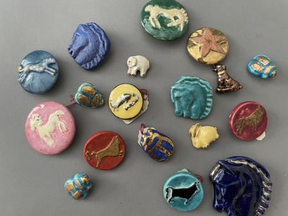 null Meeting of ceramic buttons for haute couture, circa 1940, 10 large and 6 small...