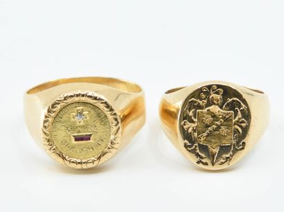 Two signet rings in 18K (750°/°°) gold: one...