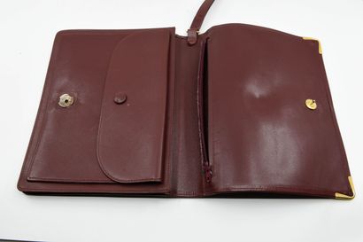 null CARTIER
Pochette cuir bordeaux, encoignures en métal doré, fermoir pression...