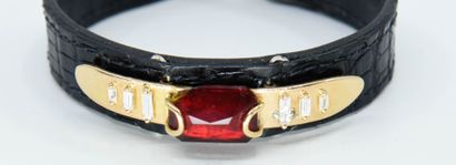 null Bracelet en cuir serti d'un plastron en or jaune 18K (750°/°°) centré d'un important...