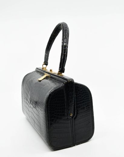 null Hermès Paris, circa 1950
Sac boite, porté main, en crocodile porosus noir, fermoirs...
