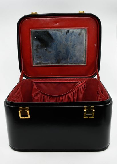 null HERMES Paris
Vanity en box noir, fermoirs et attaches de la poignée en métal...