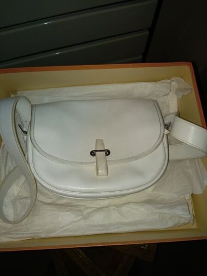 null HERMES Paris made in France.
White leather golf ball bag, silver metal clasp,...