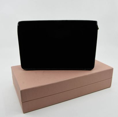 null MIU MIU
Black velvet evening clutch bag with black patent leather flat bow and...