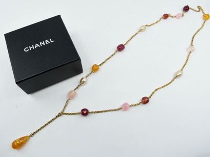 null CHANEL 
Sautoir chaine en métal doré entrecoupé de perles baroques en résine...