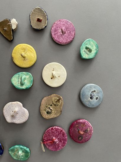 null Meeting of eighteen ceramic buttons for haute couture, circa 1940, five models...