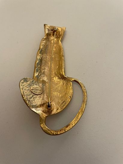 null SCHERRER
Important brooch in gilded metal representing a feline of back enamelled...