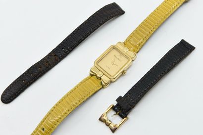 null NINA RICCI 
Montre cadran carré, fond doré, bracelet reptile moutarde à attache...