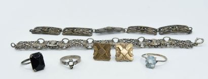 null Lot comprenant deux bracelets articulés en métal argenté ouvragé de rinceaux,...