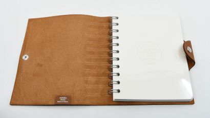 null HERMES Paris, Made in France
Porte carnet à spirales en cuir marron beige, fermoir...