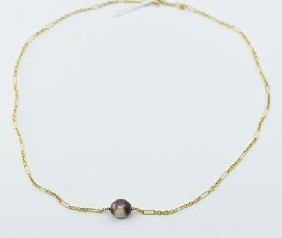 null Chain in 18K yellow gold (750°/°°) with figaro mesh supporting a grey pearl...
