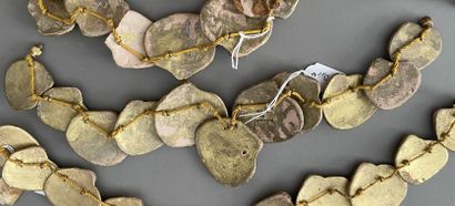null Collier, vers 1940, collier composé de coquillages en céramique dorée à attaches...