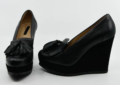 null LONGCHAMP
Pair of black leather loafers with fringed vamp and two tassels on...