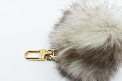 null LOUIS VUITTON 
Fur ball key ring on gold metal frame. 
In its pouch

