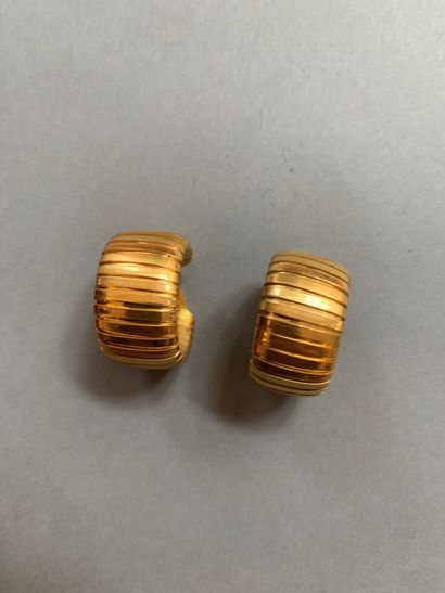 null CELINE, made in Italy
Paire de clips d'oreilles tubogaz en métal doré.
Signés.
Quelques...