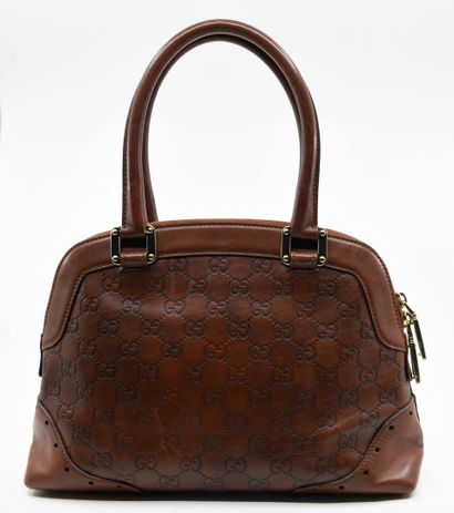 null GUCCI 
Sac porté main en cuir marron frappé GG suprême, devant rehaussé de la...