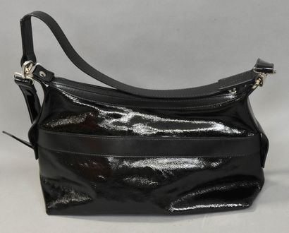 null LANCEL
Black patent leather handbag, zipper closure, one front patch pocket,...