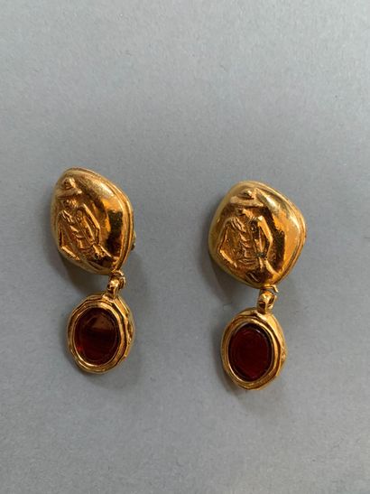 null CHANEL
Lot de deux paires de pendants d'oreilles en métal doré, gravés de la...