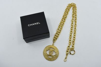 null CHANEL 
Sautoir chaine en métal doré à maillons gravés retenant un pendentif...