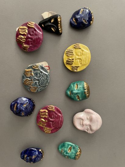 null Réunion de dix-huit boutons en céramique pour la haute couture, vers 1940, cinq...