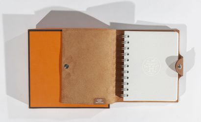 null HERMES Paris, Made in France
Porte carnet à spirales en cuir marron beige, fermoir...