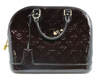 null LOUIS VUITTON 
Sac Alma en cuir verni aubergine empreinte, double poignée, fermeture...