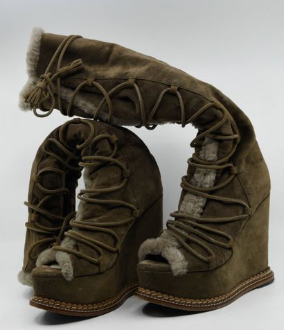 null PALOMA BERCELO
Pair of open-toed boots in khaki beige suede, with faux fur trim...