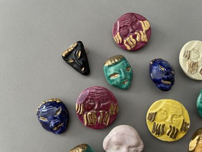 null Meeting of eighteen ceramic buttons for haute couture, circa 1940, five models...