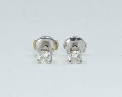 null Earrings in 18K white gold (750°/°°) each set with a brilliant-cut diamond of...
