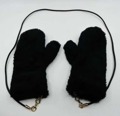 null MAX MARA
Pair of black faux fur mittens with beige cashmere lining, attaching...
