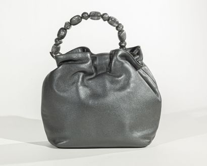 null CHRISTIAN DIOR
Petit sac Malice en cuir gris métallisé, effet bourse froncé...