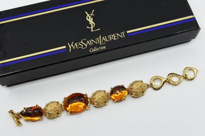 null YVES SAINT LAURENT 
Bracelet composé de pépites dorées et de cabochons de résine...