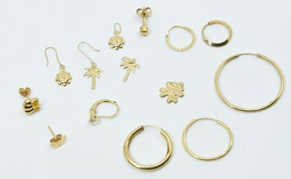 Lot including a set of earrings and creoles...