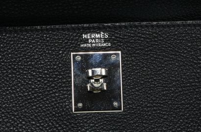 null HERMES Paris made in France, 2003.
Sac Kelly 30 en vache des Ardennes noir,...