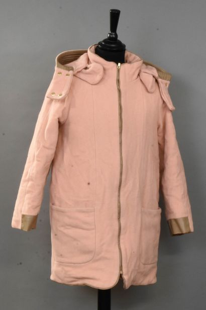 null CHLOÉ
Pale pink wool and beige stitched leather coat, removable hood on high...