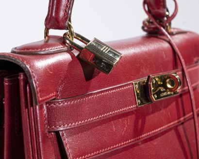 null HERMES PARIS made in France, 1991
Sac Kelly 28 en box rouge, fermoirs et attaches...