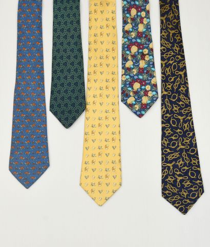 Hermès Paris.
Lot de quatre cravates en soie...