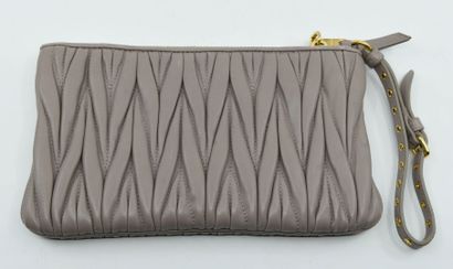 null MIU MIU 
Taupe pleated leather zippered clutch, adjustable belt strap. 
H. 13...