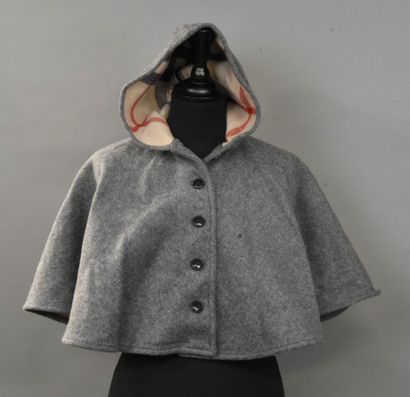 BURBERRY Children
Grey woolen cape with tartan...